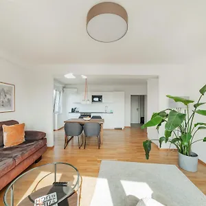 Central 60m2 10 Min Walk From Main Station Apartment